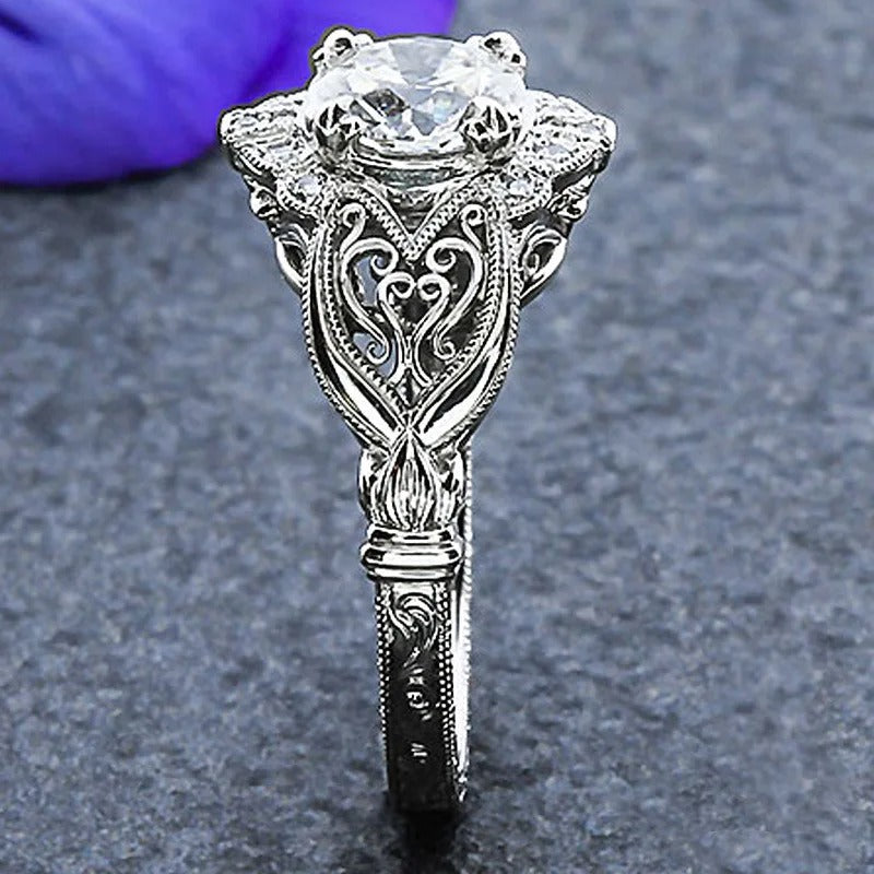 Elegante anillo de circonita en plata de ley