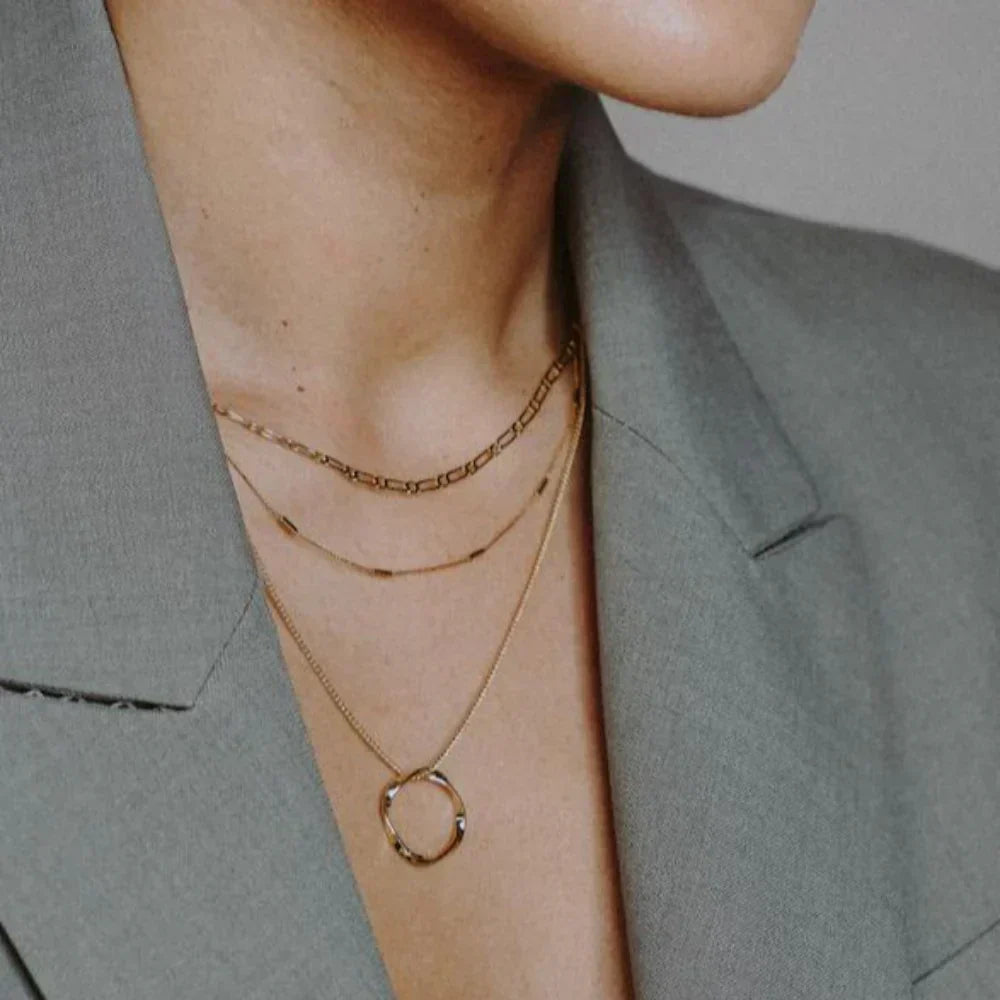 Collar de tres filas con círculo abierto