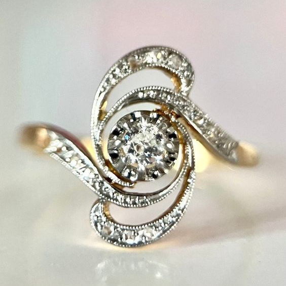 Anillo vintage de oro con espiral de circonitas