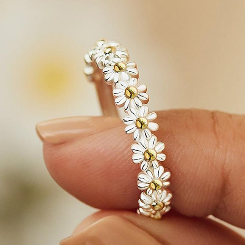 Anillo ajustable de margarita de plata y esmalte pintado a mano
