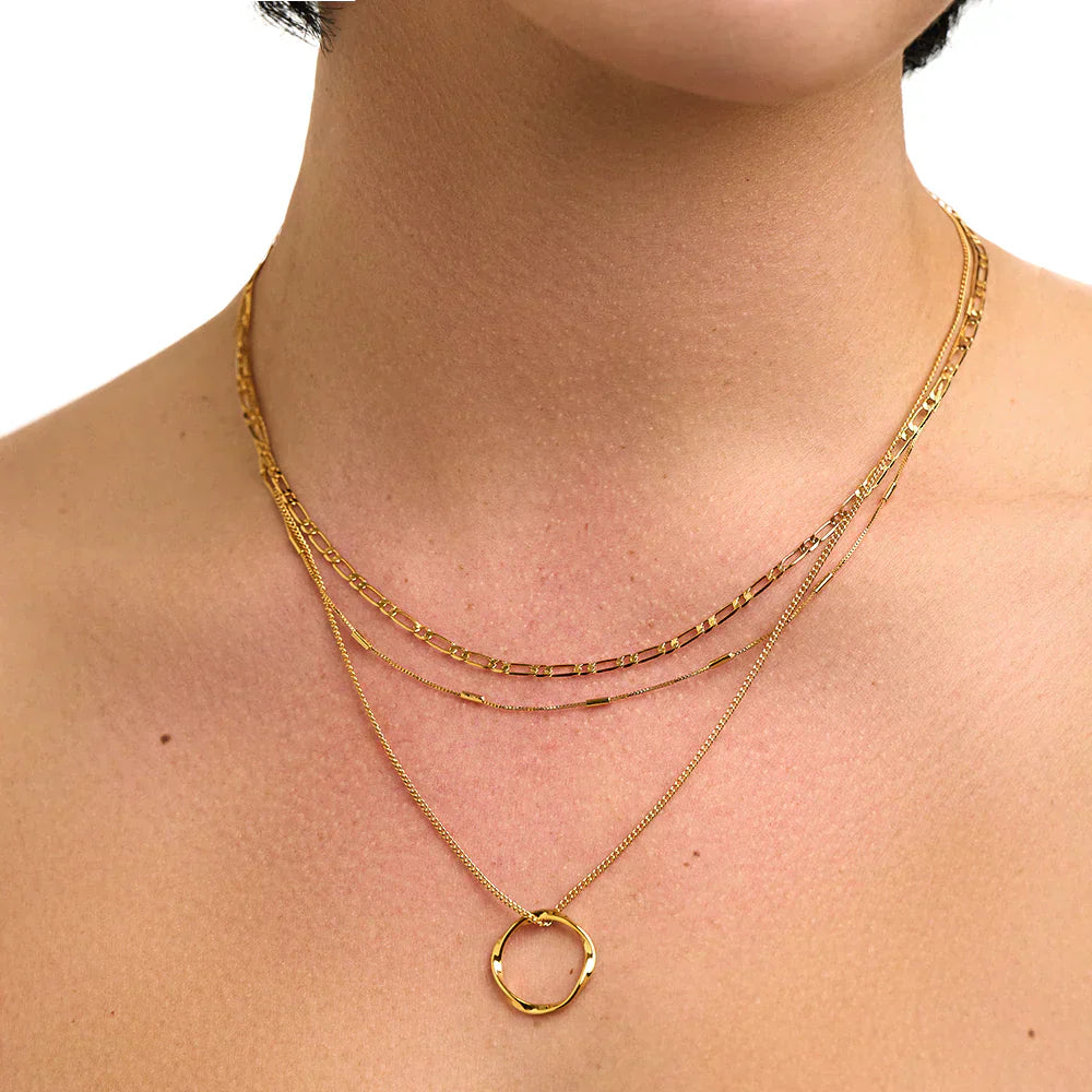 Collar de tres filas con círculo abierto