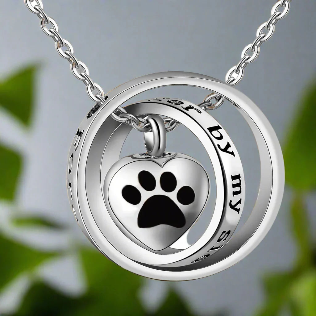 Collar con urna de acero inoxidable en forma de pata