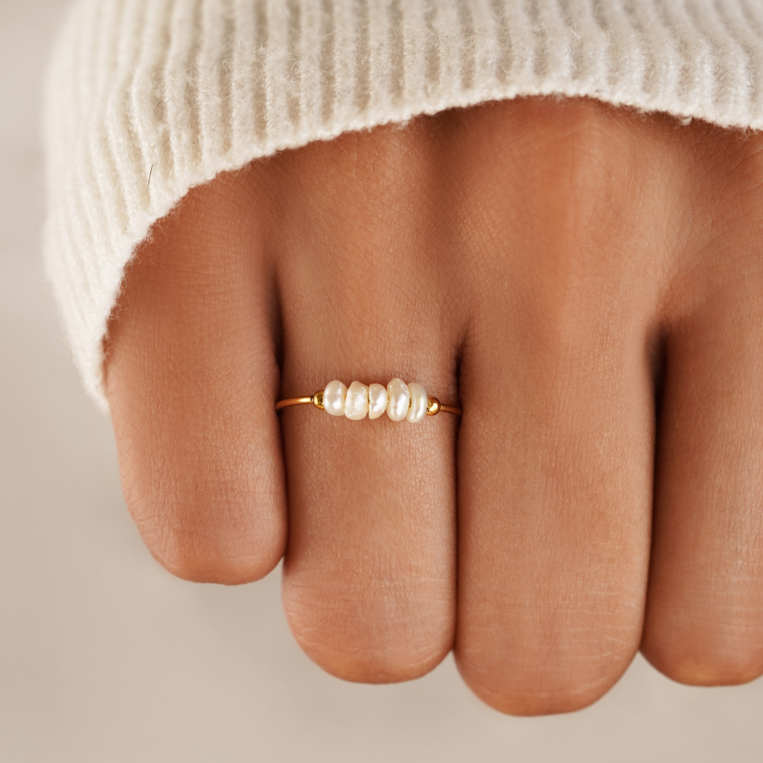 Anillo clásico con perla de agua dulce