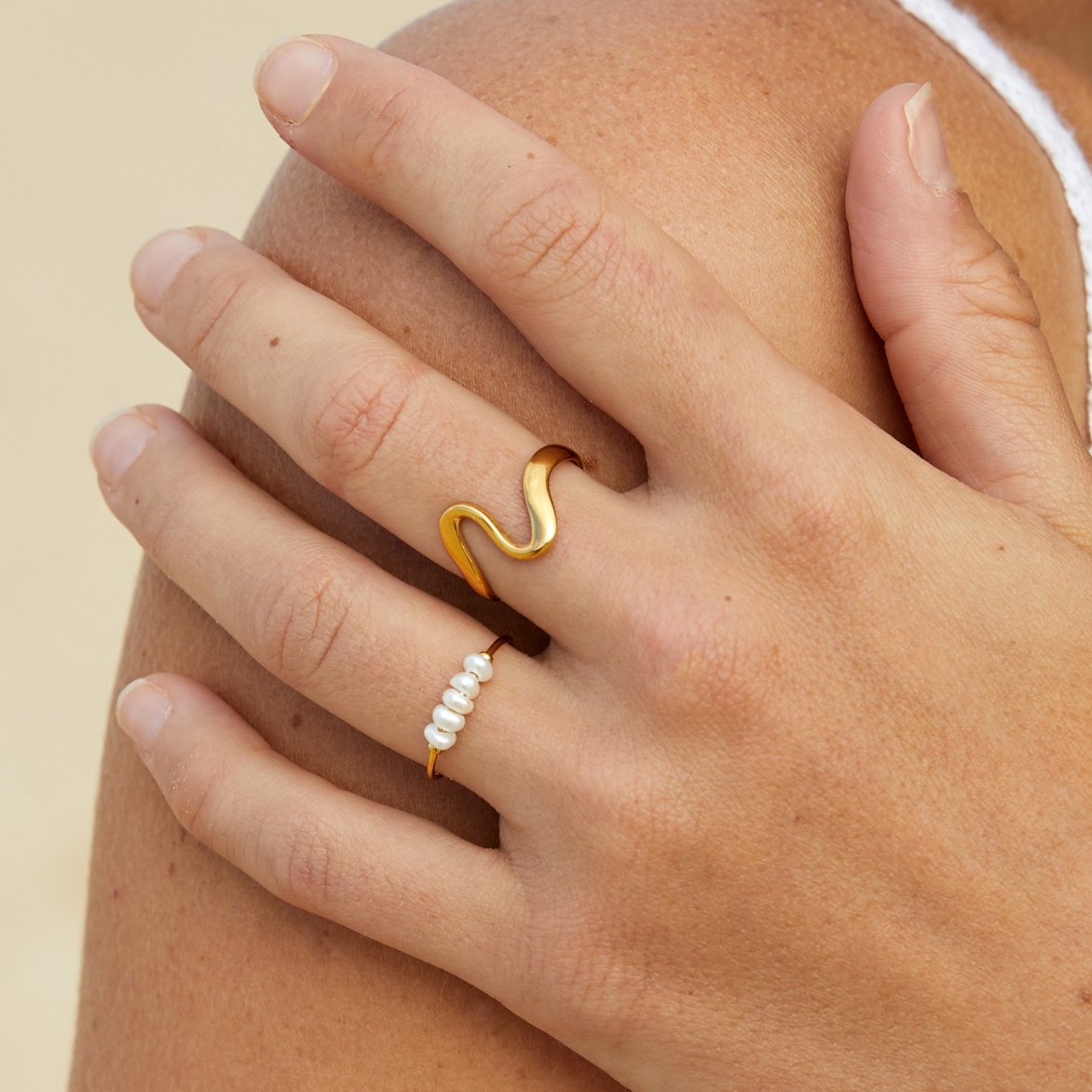 Anillo clásico con perla de agua dulce