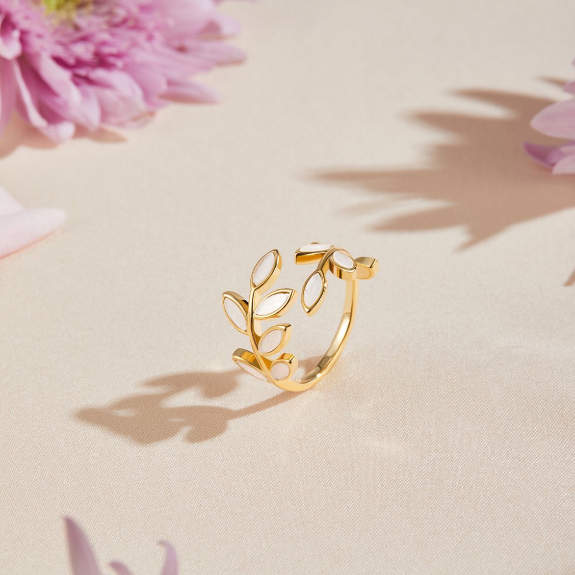 Anillo de hoja dorada