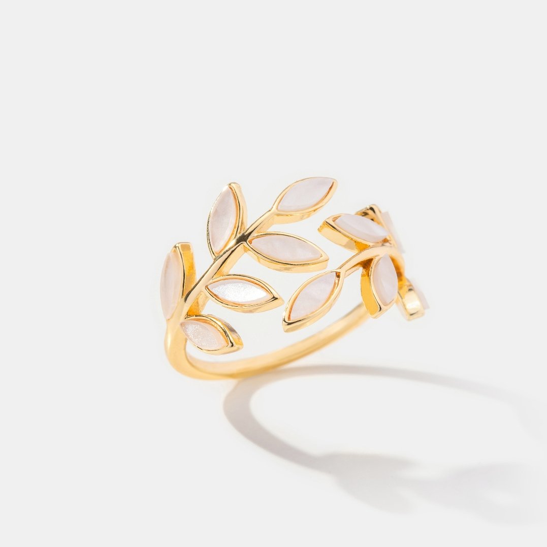 Anillo de hoja dorada