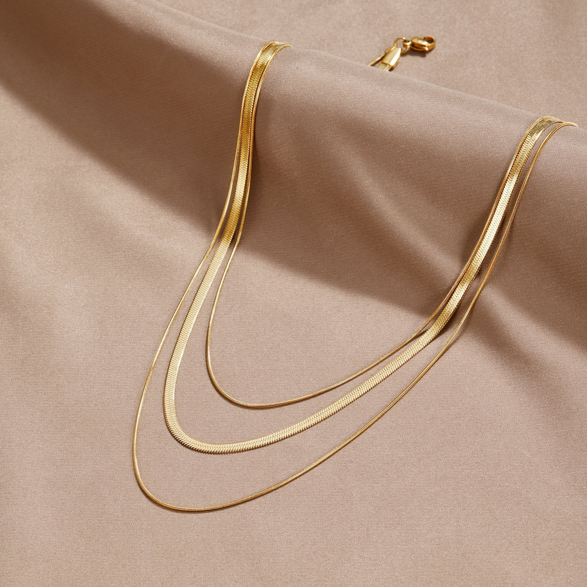 Collar de cadena multicapa de oro
