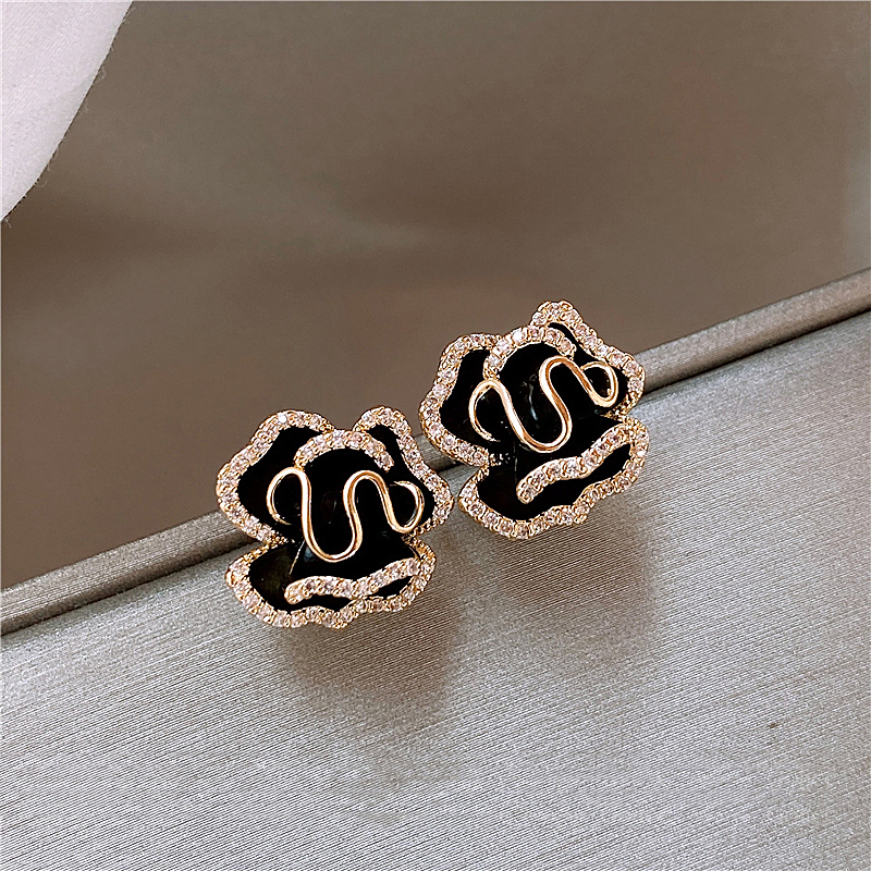 Elegantes pendientes de loto negro en oro
