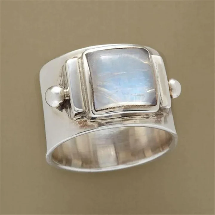Vintage ring in cubic moonstone