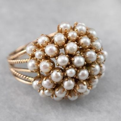 Anillo de perlas incrustadas