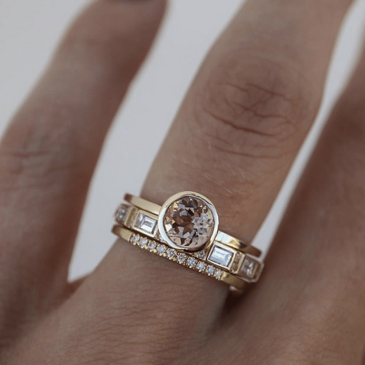 Elegant Ring with Crystal in Gold